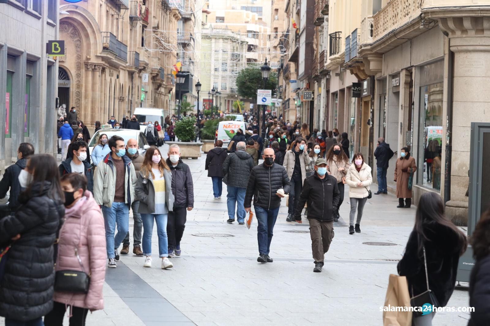 Peatones caminan por la céntrica calle Toro de Salamanca