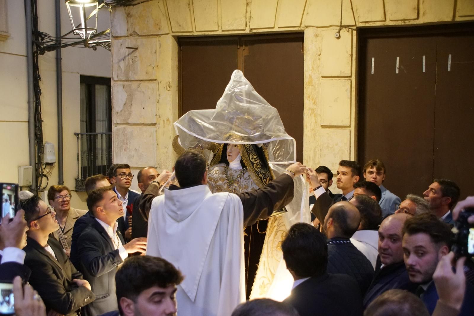 Santa Teresa se despide de los albenses bajo la lluvia
