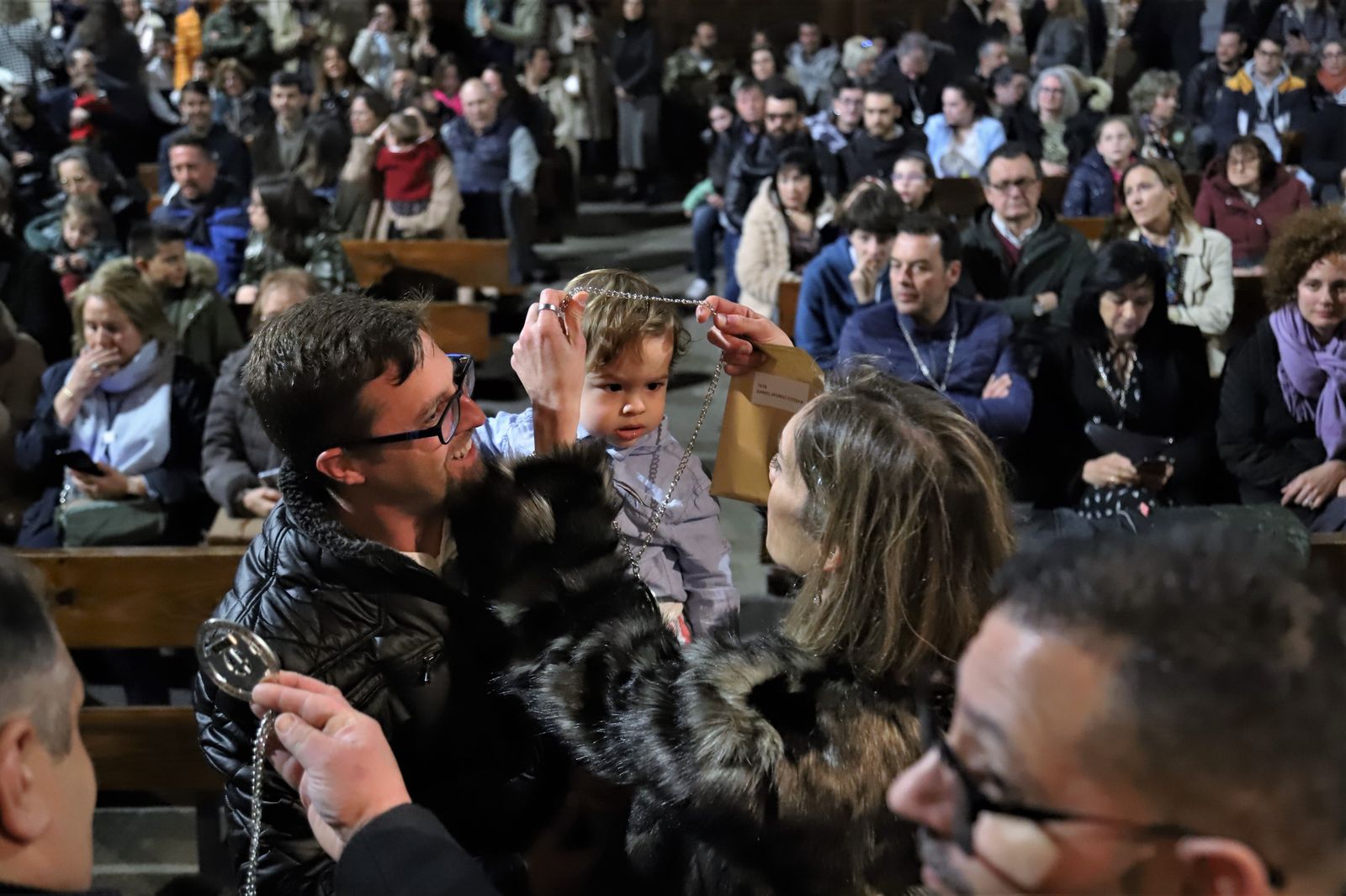 Entrada de nuevas damas y hermanos de la Cofradía de Jesús Nazareno