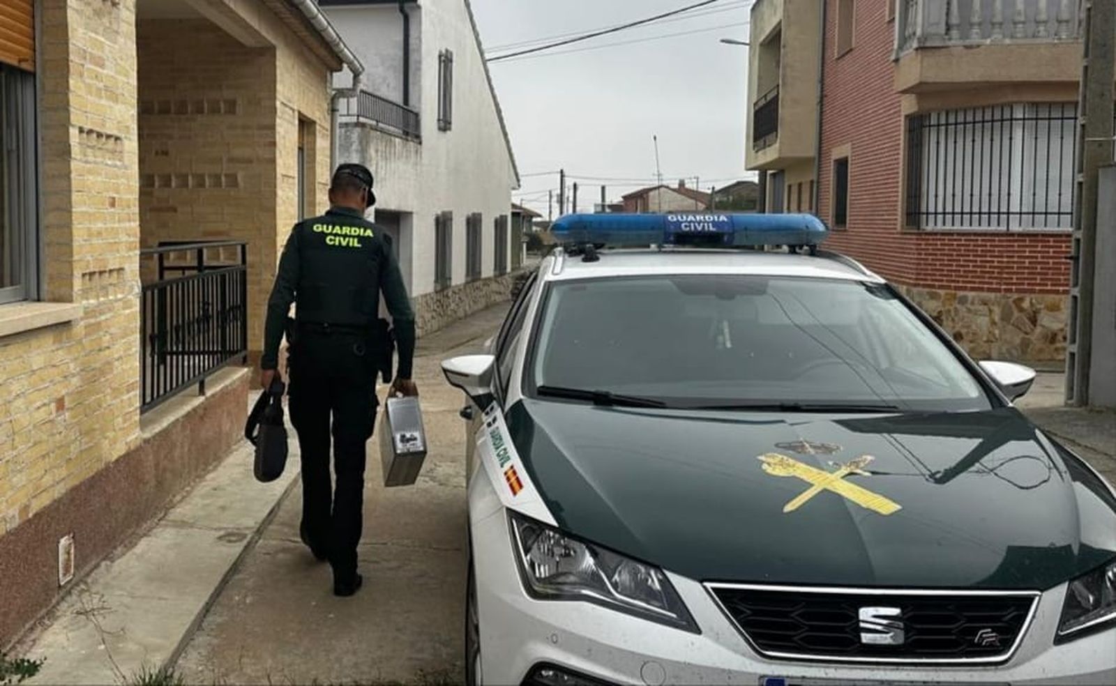 La oficina móvil de atención al ciudadano  OMAC  llegando al domicilio familiar del desaparecido para realizar las gestiones pertinentes