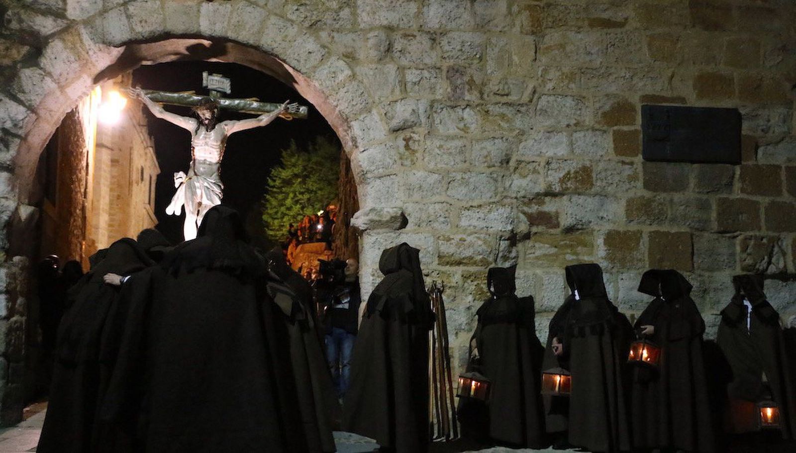 Al amparo de las capas pardas