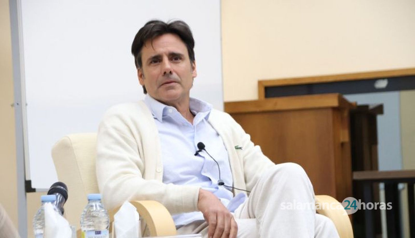 El periodista y presentador de televisión Ion Aramendi, ofrece una charla sobre el ejercicio de su profesión