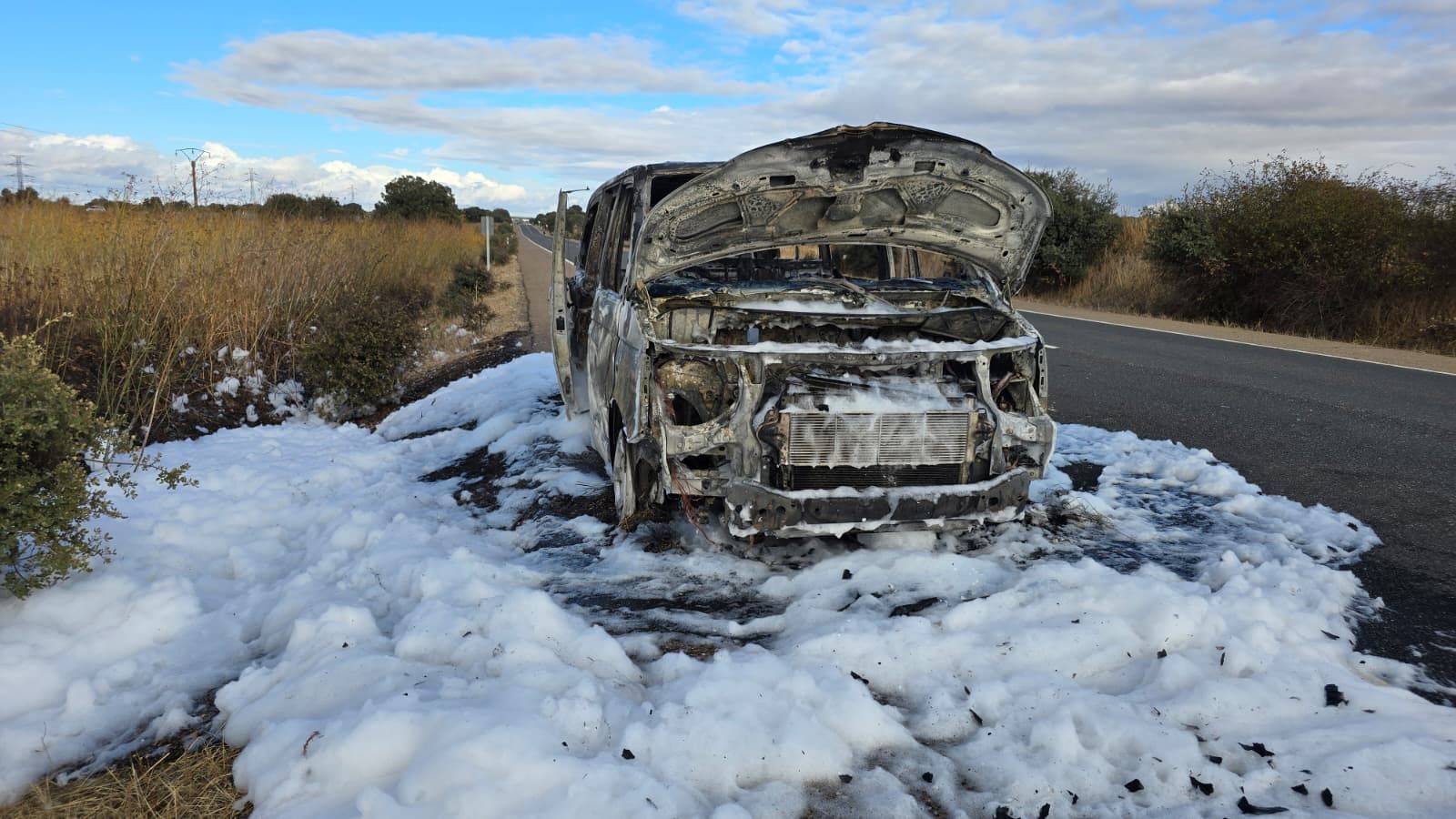 Una furgoneta echa a arder en la N-620, en Barbadillo