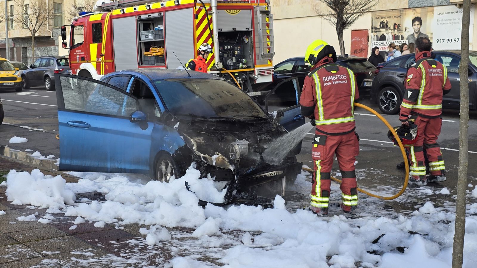 Arde un vehículo junto al cementerio de Salamanca Arde un vehículo junto al cementerio de Salamanca