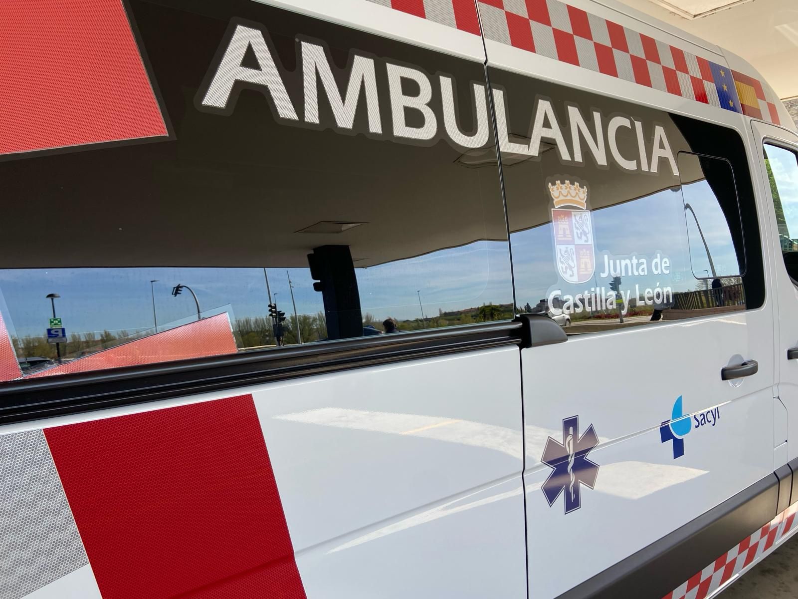 Ambulancia en el Hospital de Salamanca en una foto de archivo (5)
