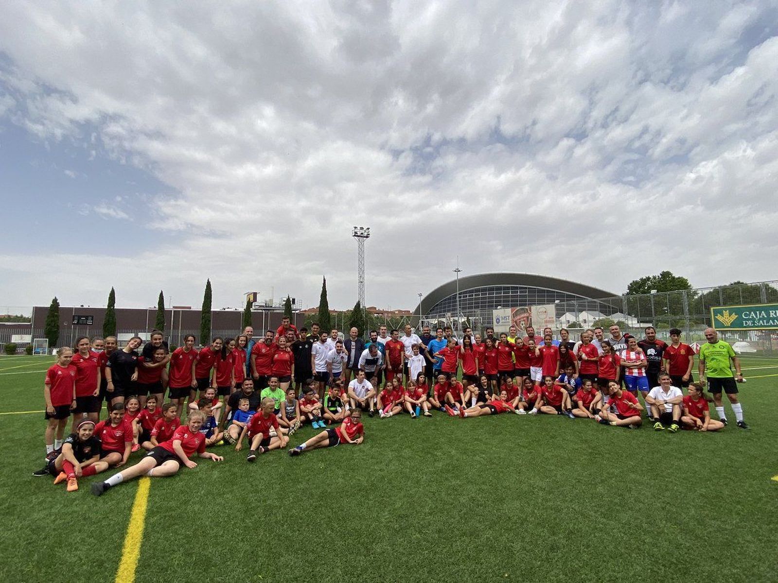 Foto de familia en el décimo aniversario del Club Deportivo Salamanca Fútbol Femenino | Twitter del Club Deportivo Salamanca Fútbol Femenino