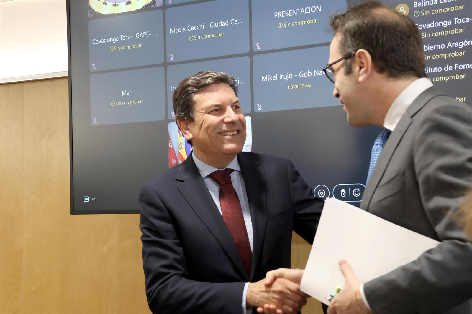 El consejero de Economía y Hacienda y portavoz, Carlos Fernández Carriedo, junto al ministro de Economía, Carlos Cuerpo, en el Consejo Interterritorial de Internacionalización.   JCYL