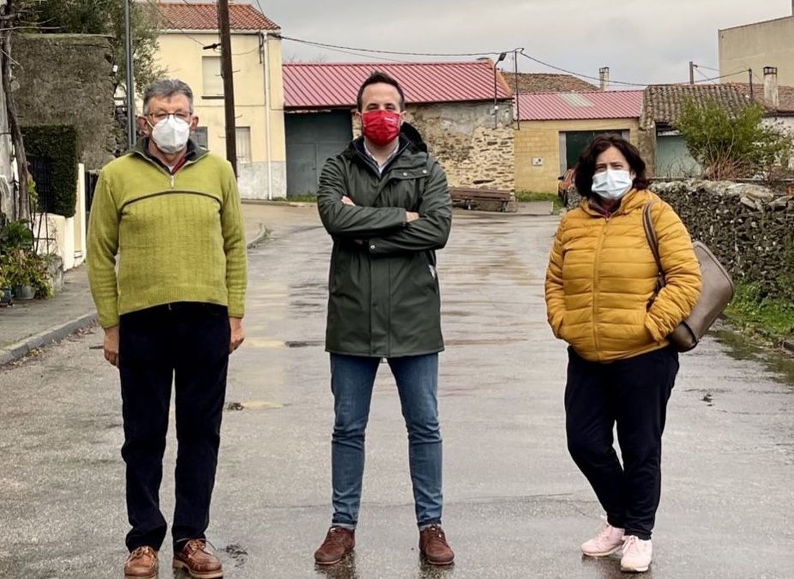 El diputado socialista de la zona, Carlos Fernández, con los alcaldes de La Encina y Herguijuela de Ciudad Rodrigo