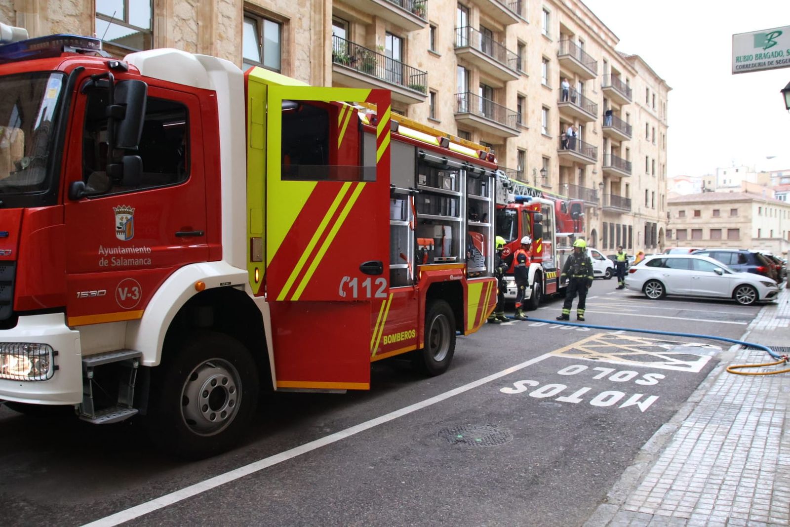 Un incendio en el interior de una vivienda de la calle de las Isabeles de Salamanca moviliza a los bomberos