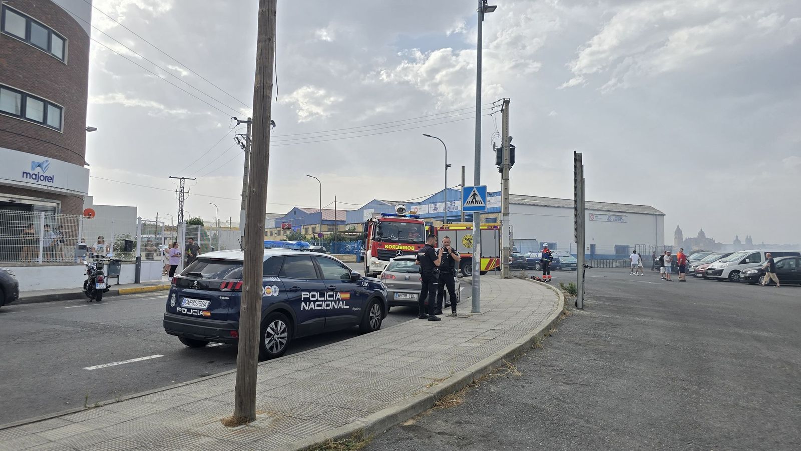Los bomberos sofocan un gran incendio en el Polígono Industrial de Los Montalvos