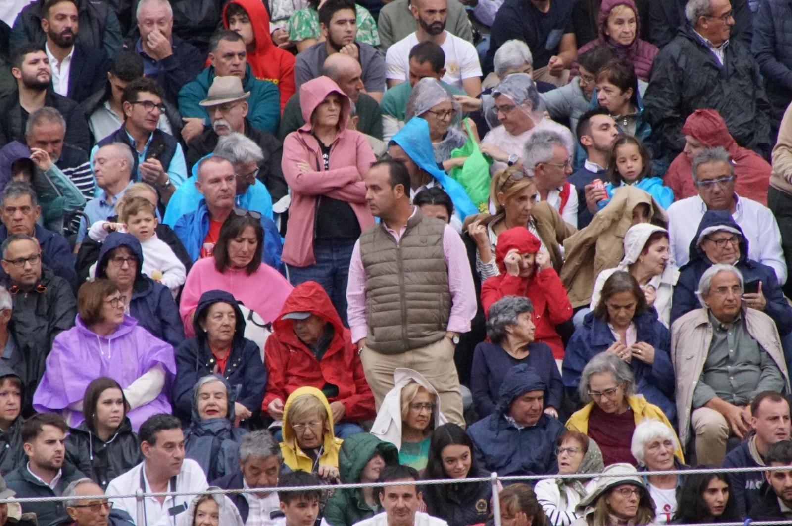 ambiente-en-el-patio-de-cuadrillas-de-la-glorieta-para-ver-a-sergio-galan-diego-ventura-y-guillermo-hermoso-de-mendoza-21-de-septiembre-de-2024-fotos-juanes-76