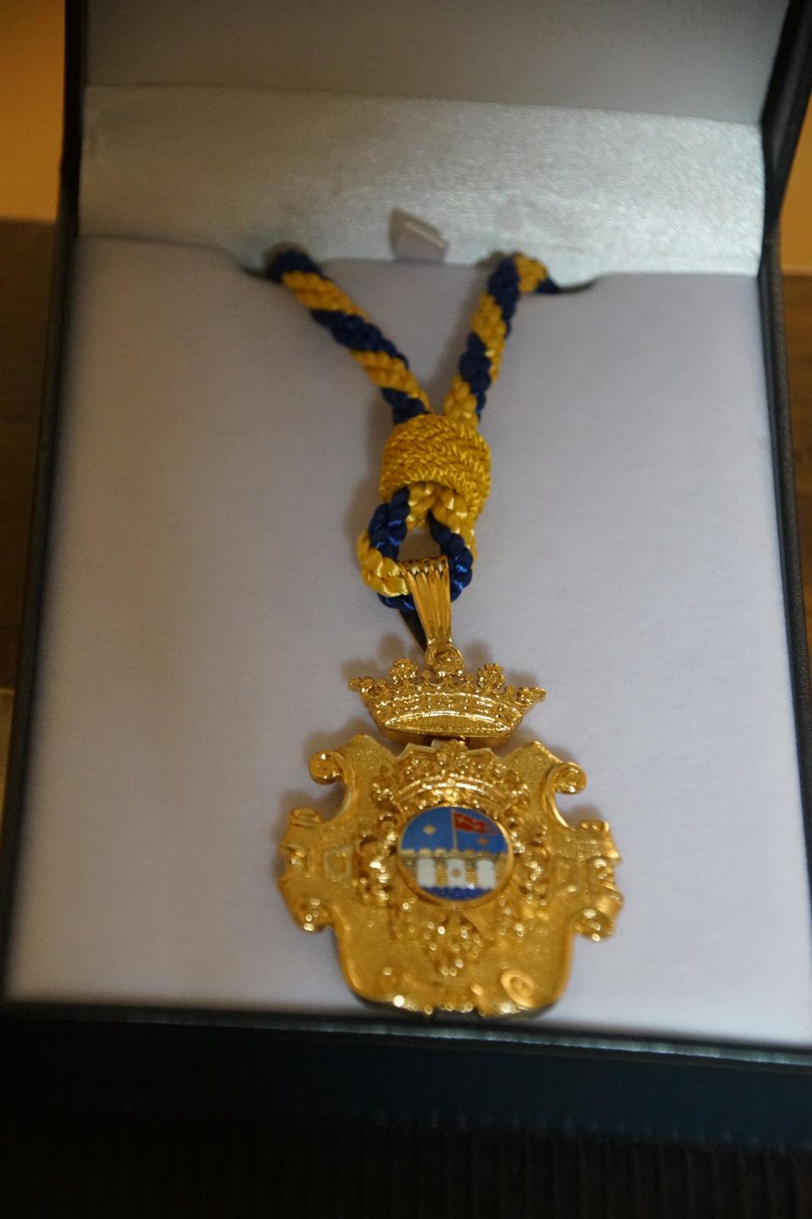 Alba nombra hijo adoptivo al prior Miguel Angel González  (36).jpeg