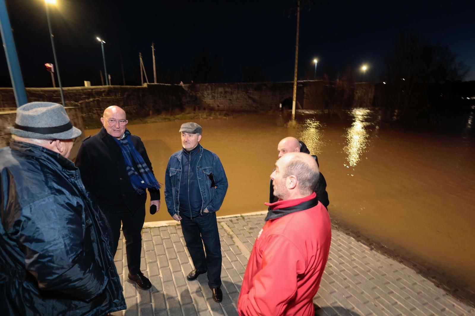 El alcalde de Valladolid, Jesús Julio Carnero, visita Puente Duero por la crecida del río