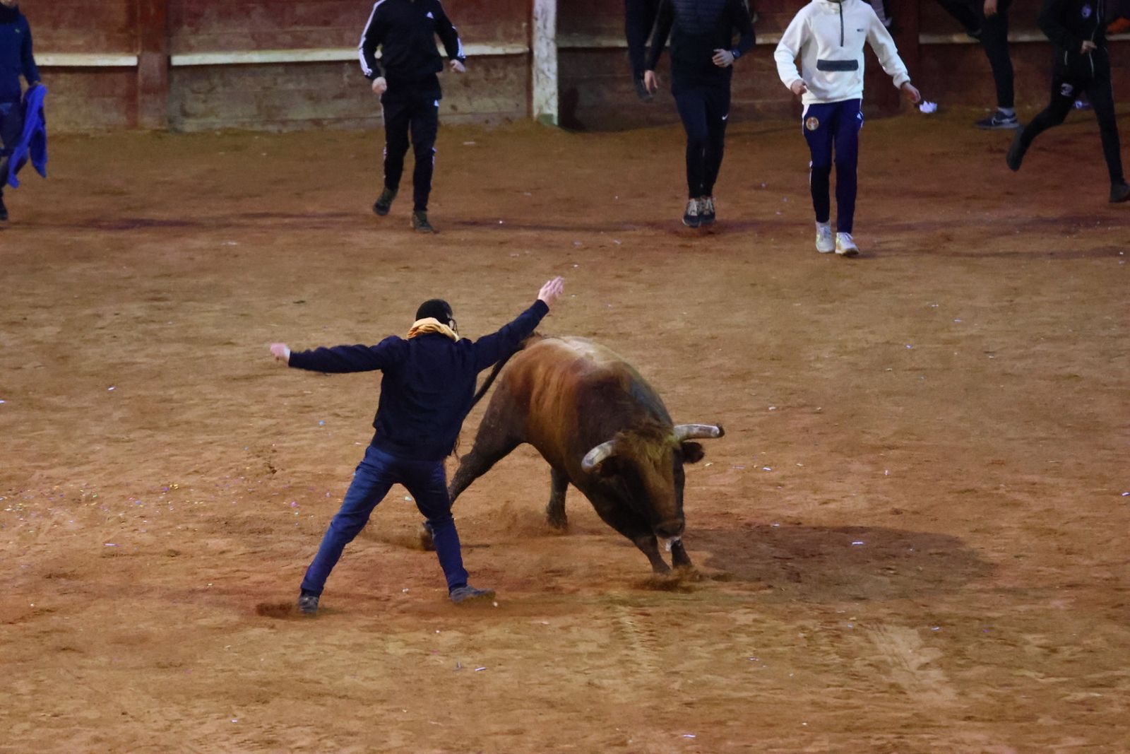 Capa y desencierro de tarde de lunes en el Carnaval del Toro 2026