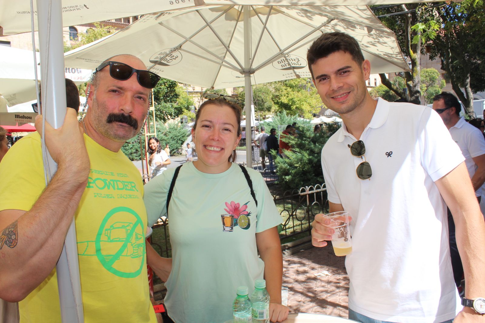 Ambiente en la Feria de Día en el mediodía de este domingo