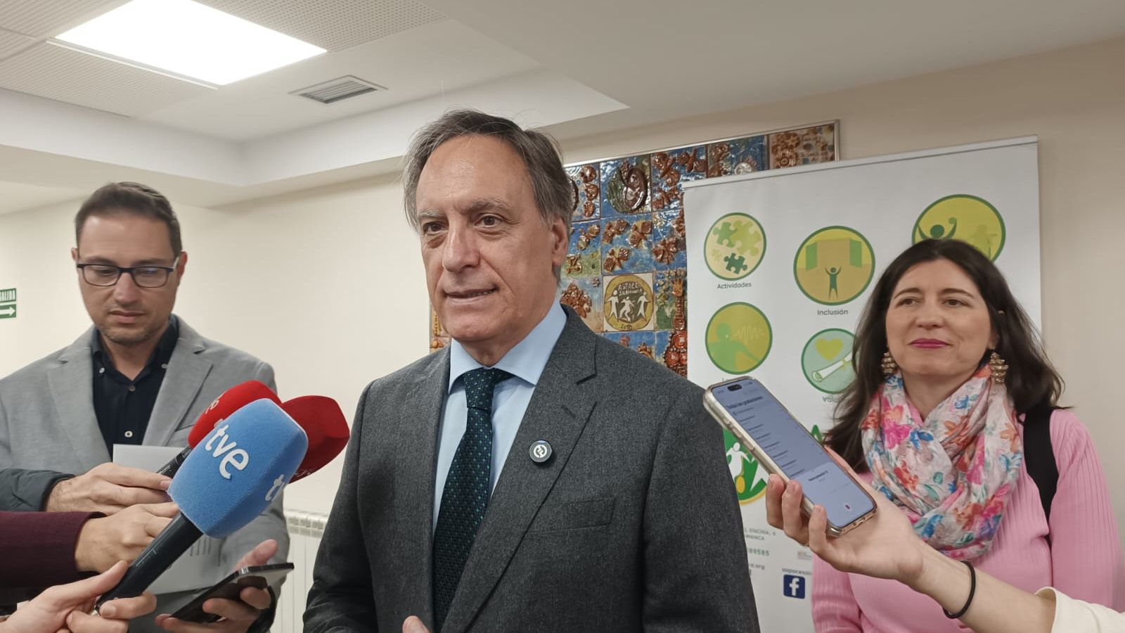 Miro es una terapia muy dinámica,  muy versátil, que rompe este estigma de la rehabilitación tradicional,  que a veces es muy monótona y muy entretenida para los pacientes y hace que la adherencia a los tratamientos sea  muy grande.  Del mismo modo,  también es, como hemos dicho, muy variada. La puede utilizar prácticamente cualquier persona.  Podemos trabajar con una persona sentada, por lo tanto  cualquier persona en silla de ruedas podría ser candidato o irónio para utilizar  Miro y también se puede trabajar de pie y