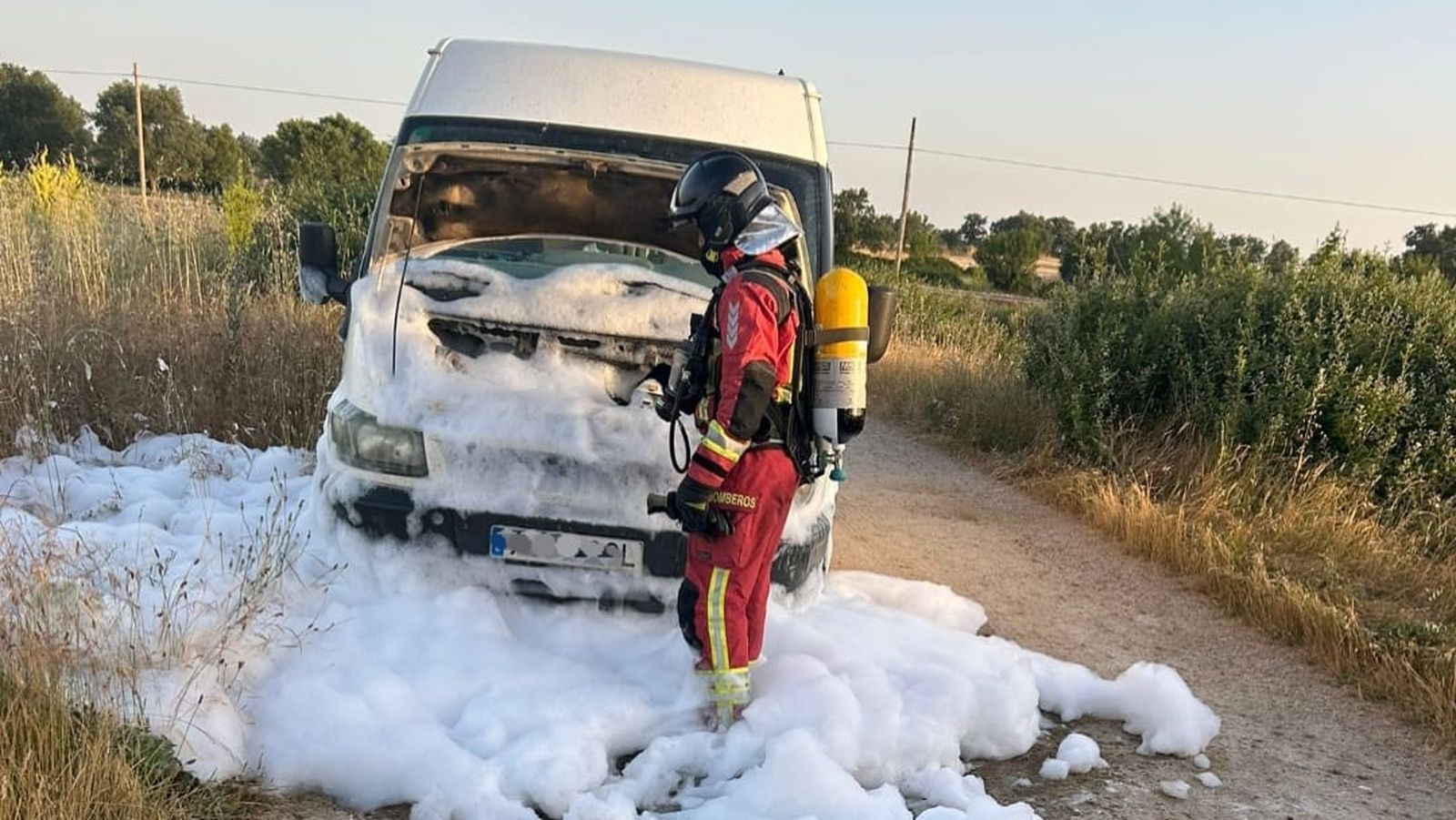 Una furgoneta se incendia en Lumbrales tras un fallo en el motor y acuden los bomberos de Lumbrales