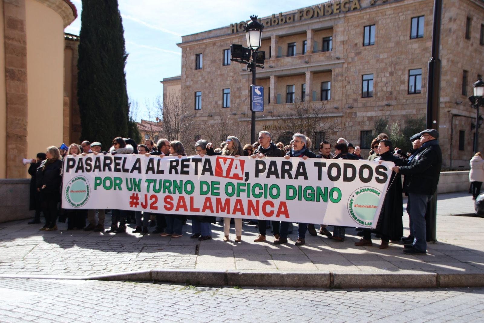 Concentración mutualistas ante la sede del PSOE