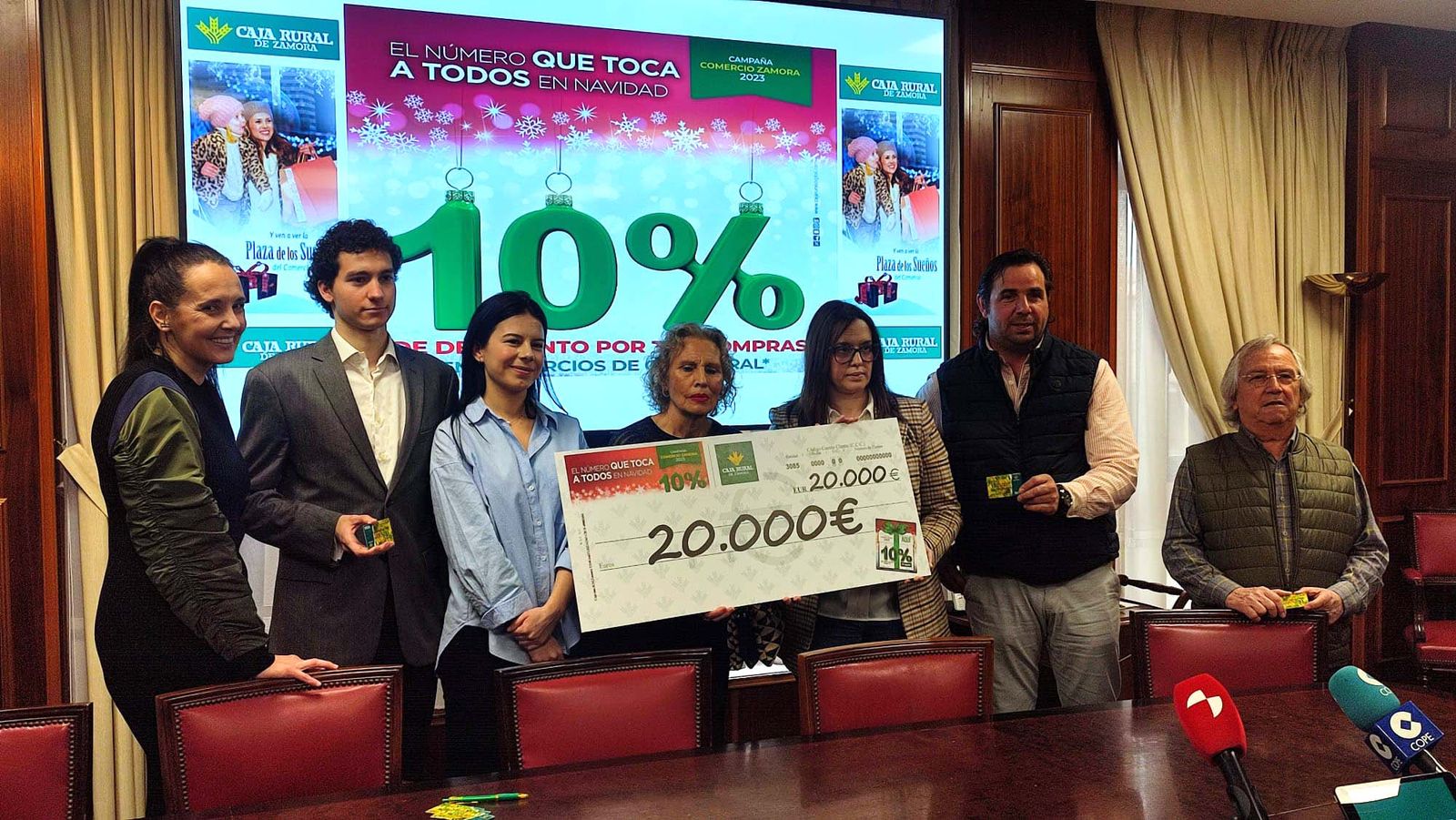 Afortunados en los sorteos de Navidad de Caja Rural reciben su premio