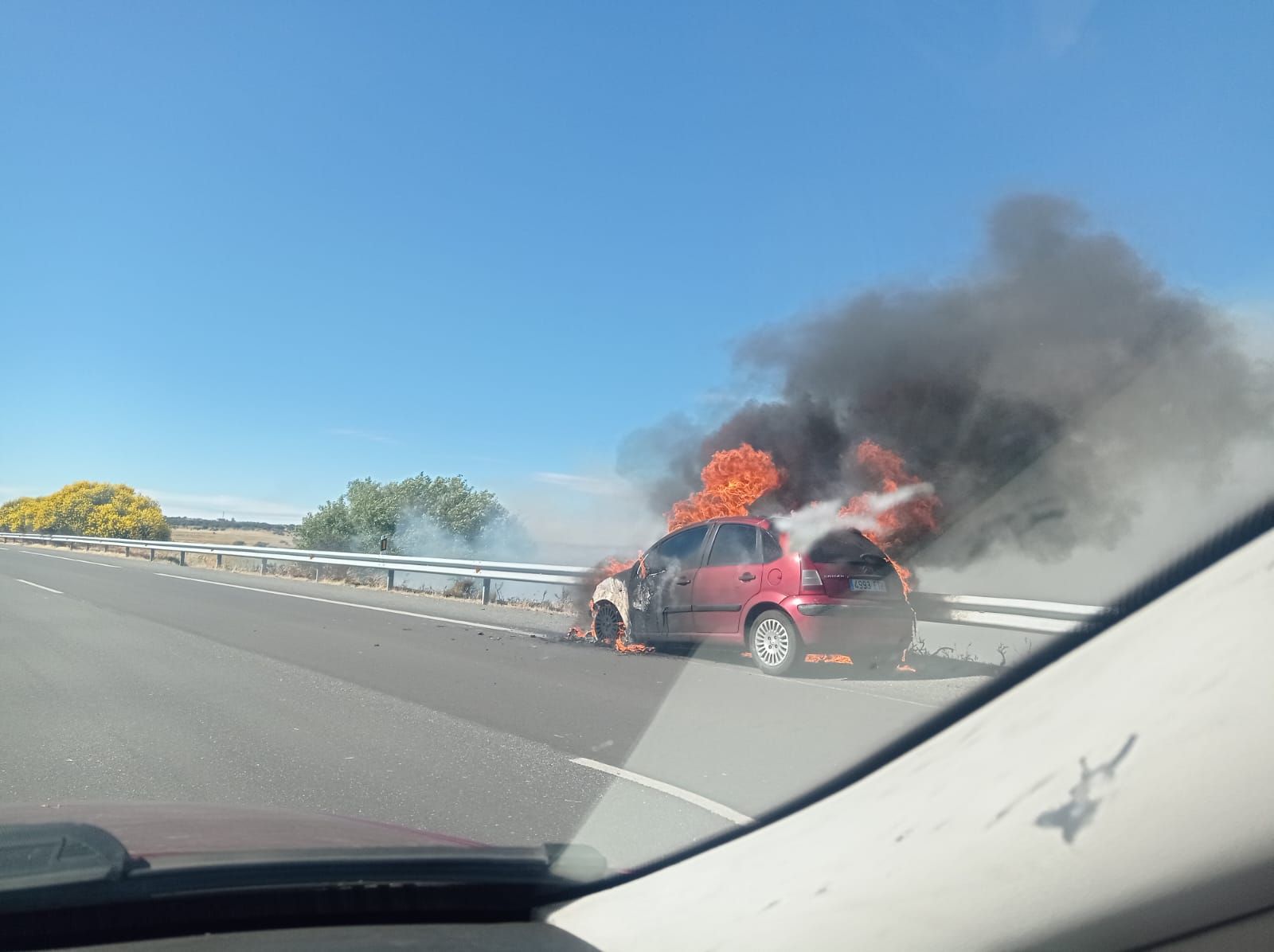 Un&nbsp;coche en llamas&nbsp;en la&nbsp;A-66
