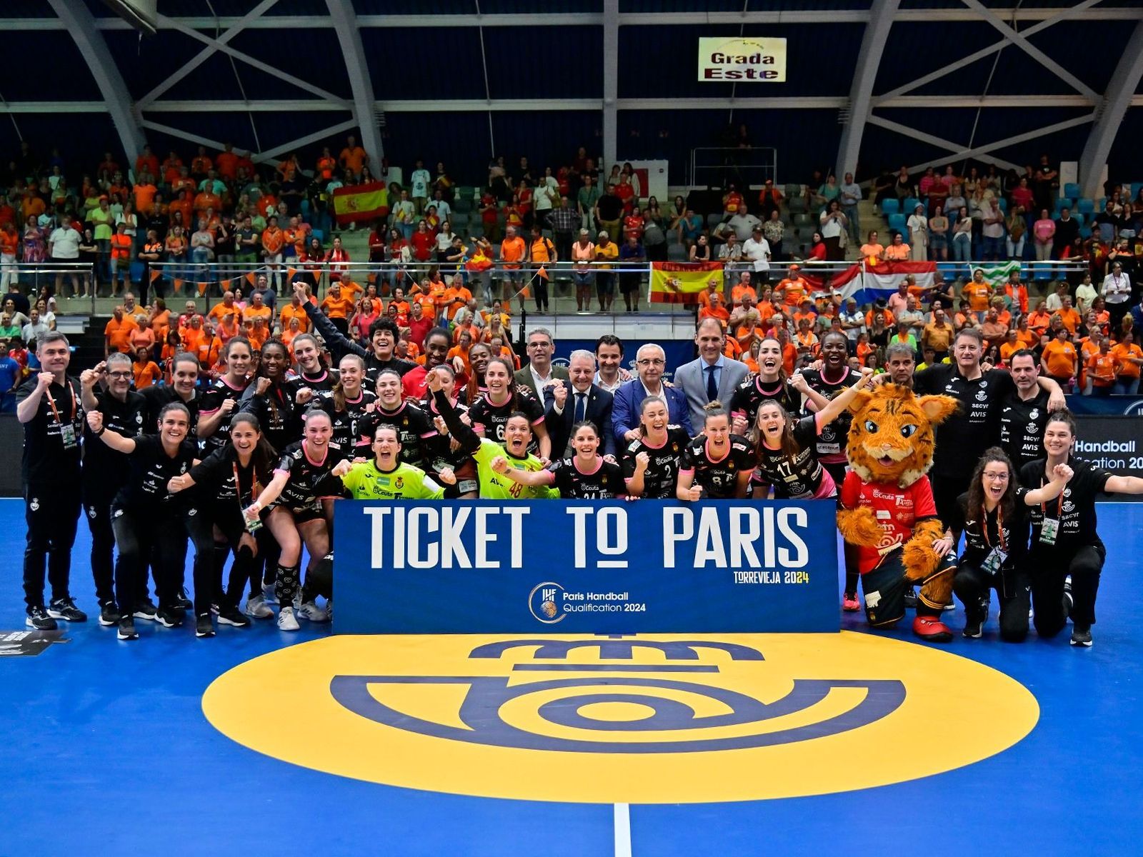 Las 'Guerreras' tras la finalización del Torneo Preolímpico de Torrevieja. Foto: Real Federación Española de Balonmano.