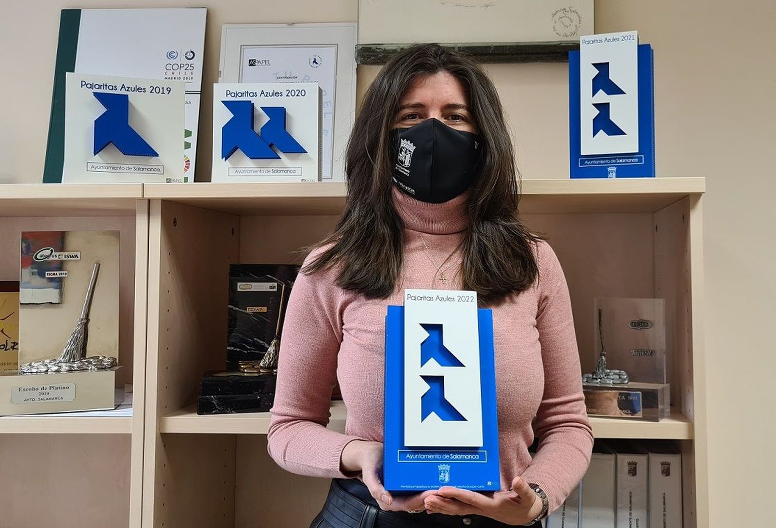 La concejala de Medio Ambiente, Parques y Jardines, Miryam Rodríguez, junto al distintivo