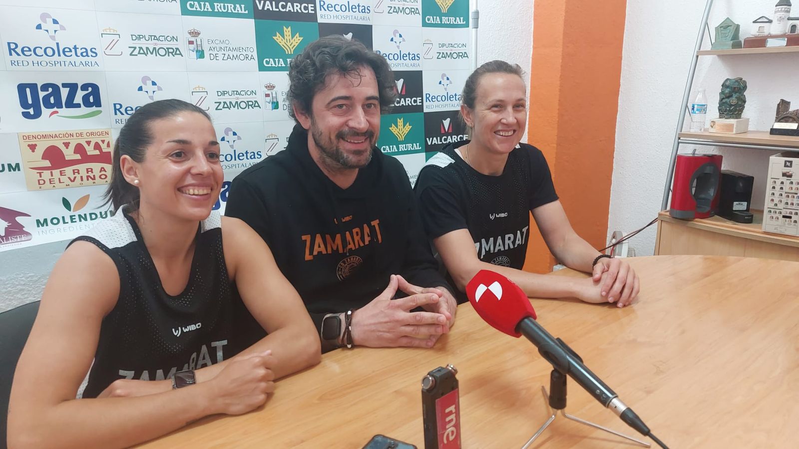 Isa Latorre y Adrijana Knecevic junto a Ricardo Vasconcelos, en rueda de prensa