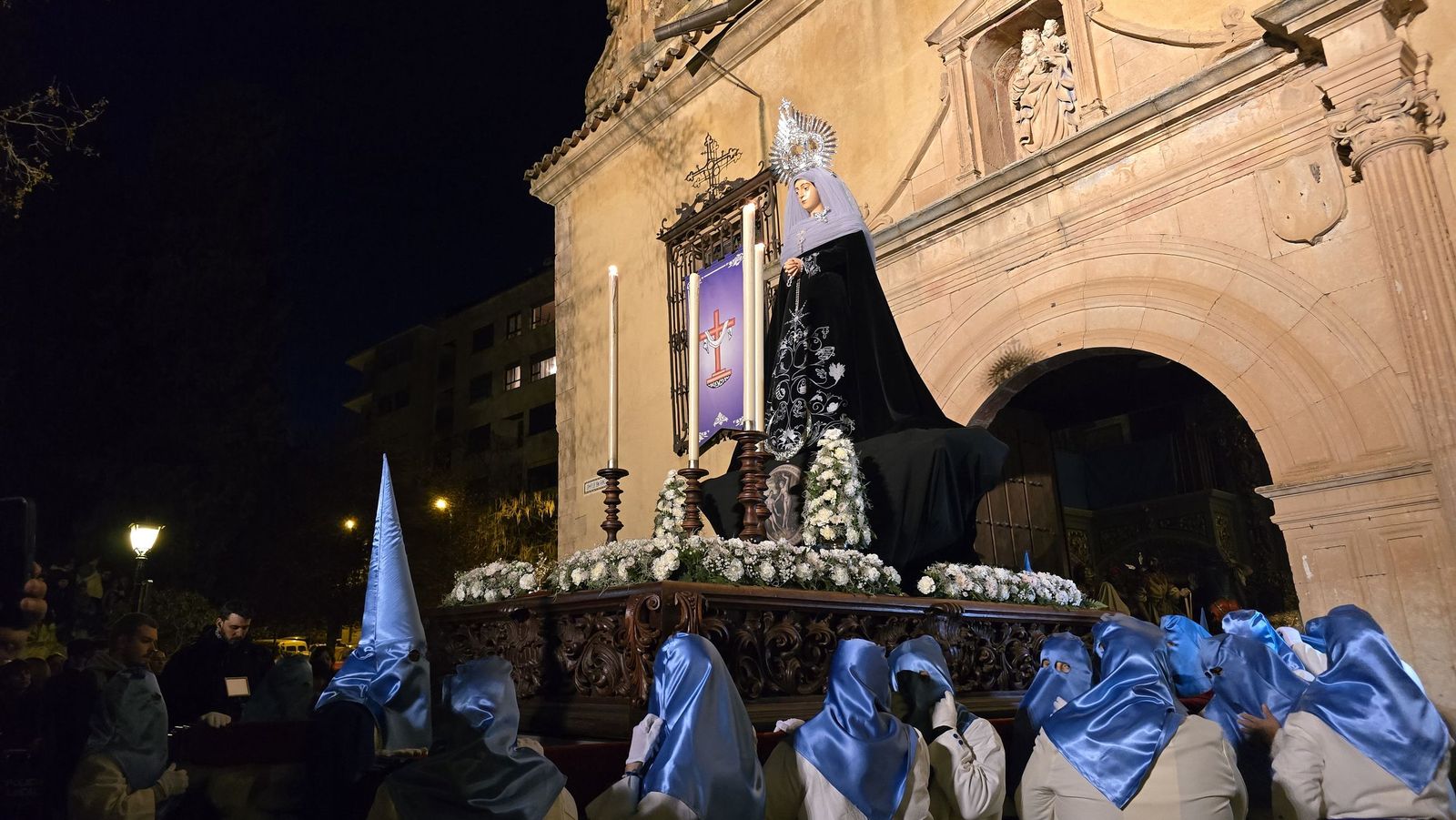El Cristo de los Doctrinos y la Virgen de la Amargura saludan a sus fieles en Salamanca