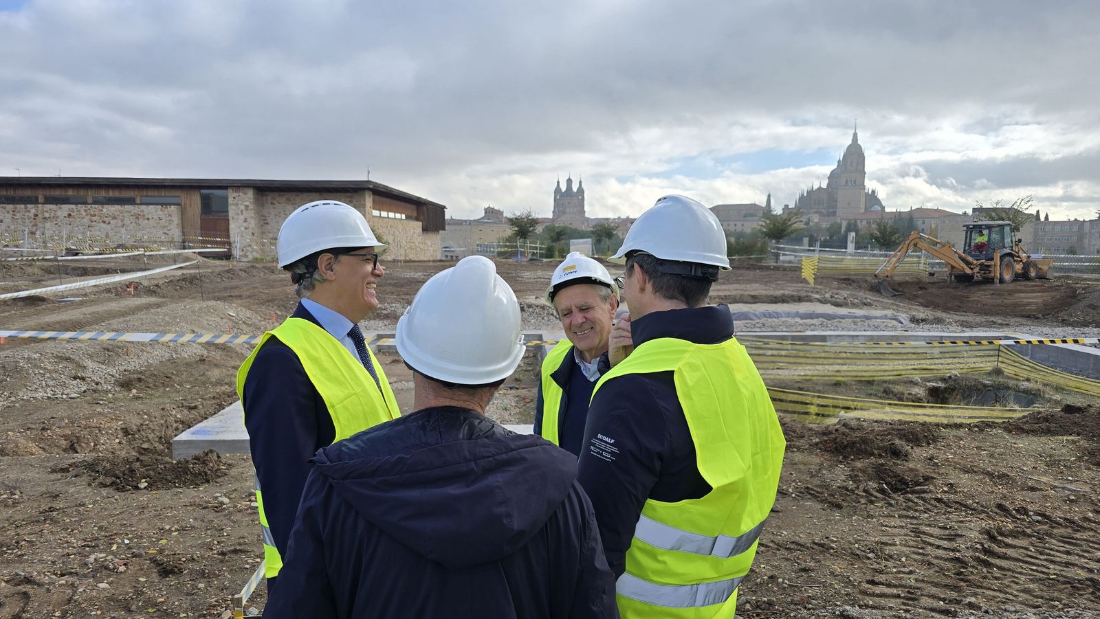 El alcalde de Salamanca, Carlos García Carbayo, informa de los hallazgos y las actuaciones que se están realizando en el Cerro de San Vicente
