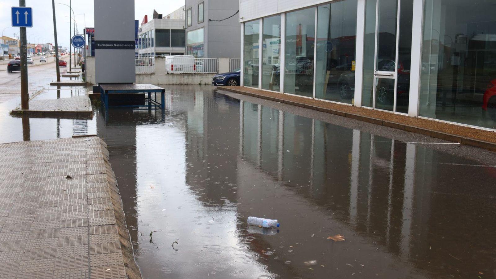 Una intensa tromba de agua con granizo inunda en pocos minutos parte del polígono de Los Villares