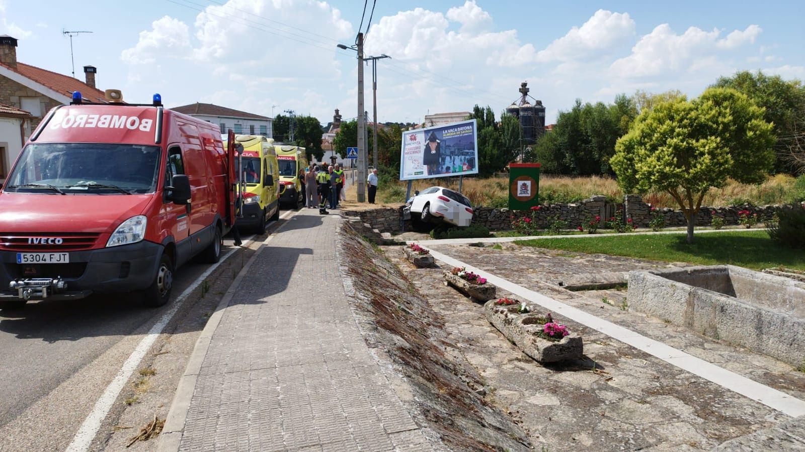 Atrapada entre una pared y una señal en Almeida de Sayago: herida una mujer tras el vuelco de un turismo en Zamora