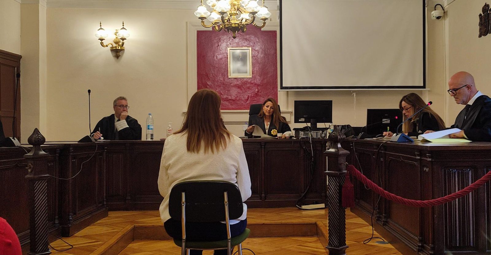 Juicio contra una mujer acusada de un delito de acoso a su ex pareja