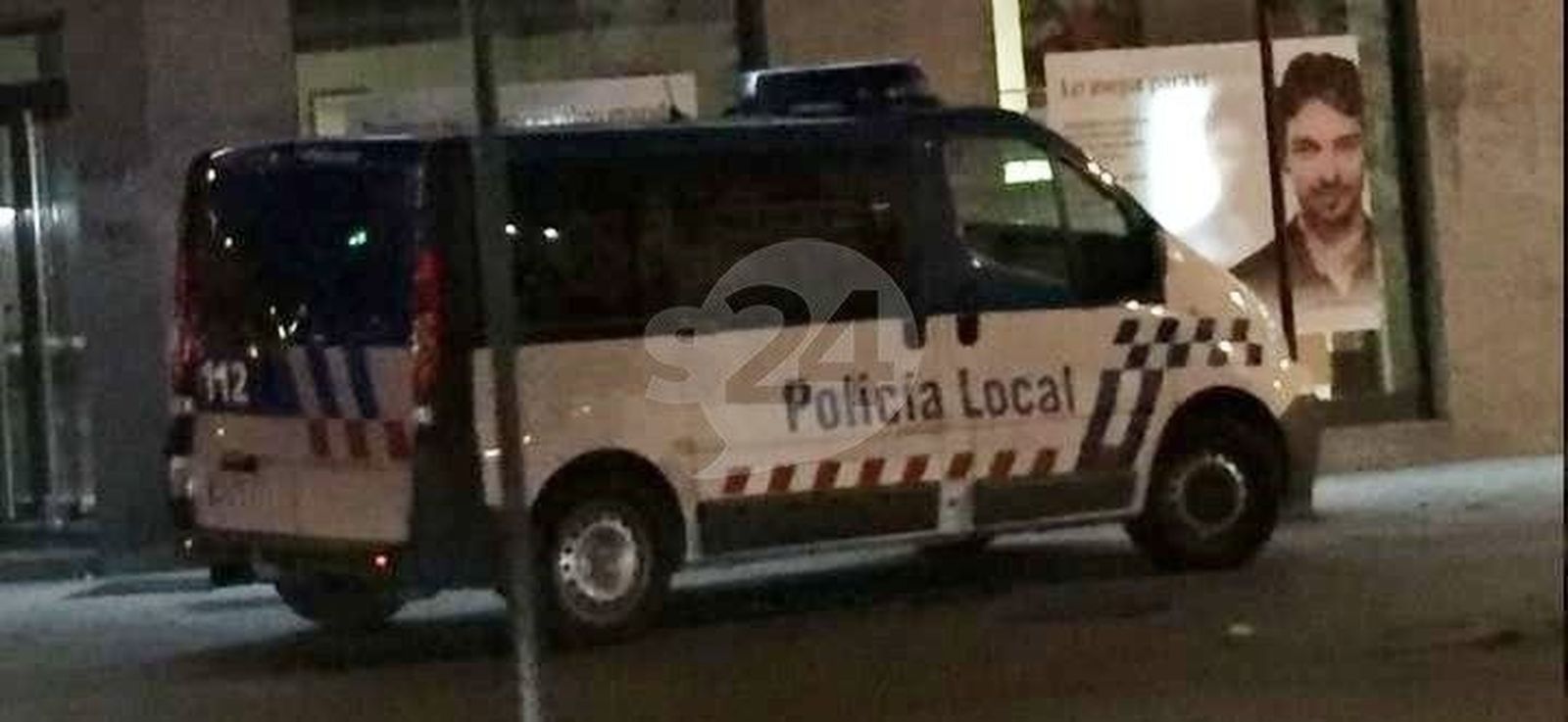 Amenaza a policías locales tras multarla por pasarse del horario de cierre del bar