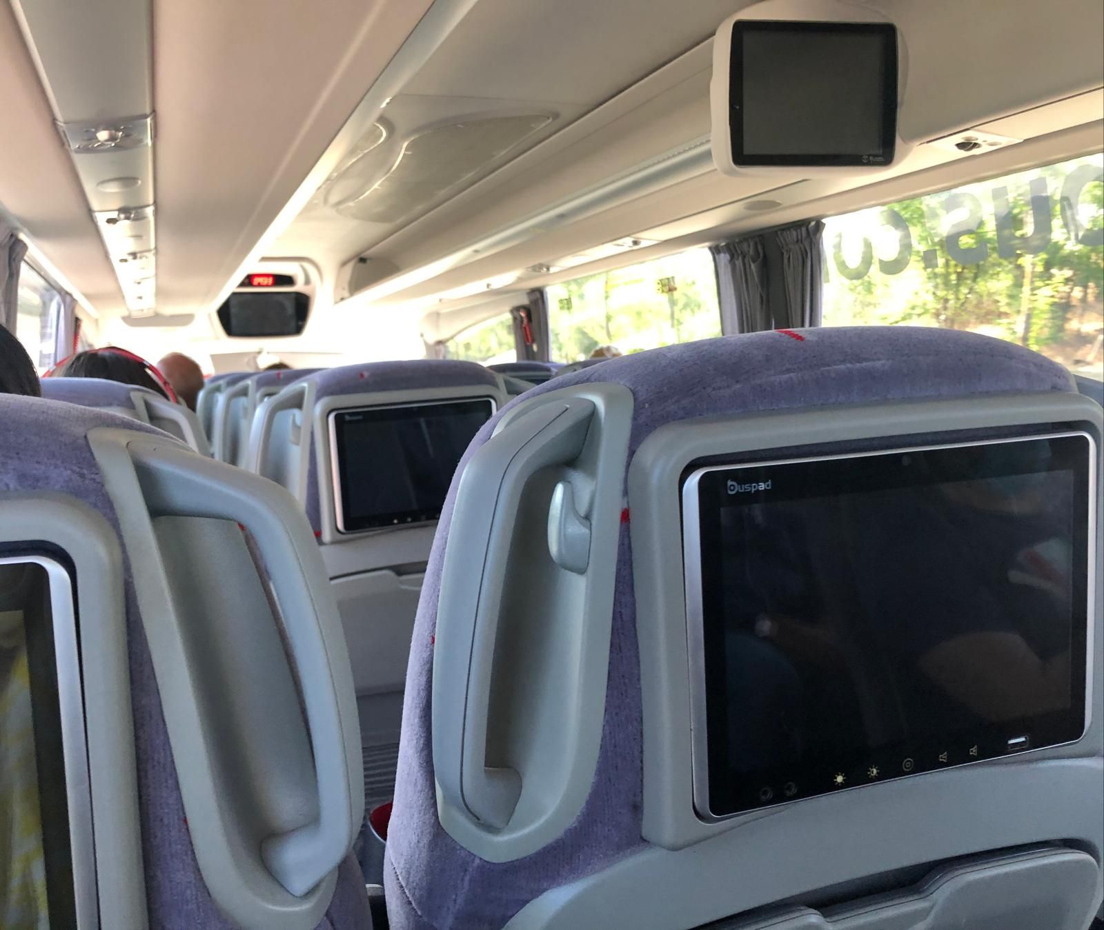 Autobús de Avanza que iba al aeropuerto y que ha sido inmovilizado por la Guardia Civil