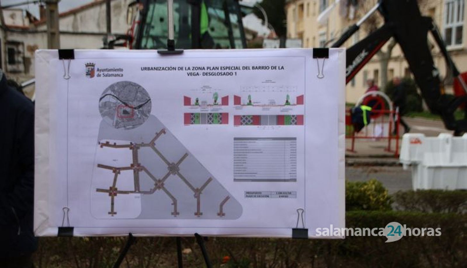 El alcalde de Salamanca, Carlos García Carbayo, visita las obras de urbanización del barrio La Vega