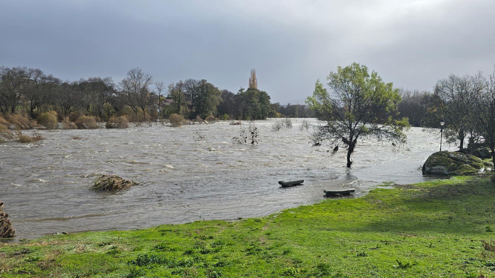 El río Tormes desbordado a la altura del Puente del Congosto