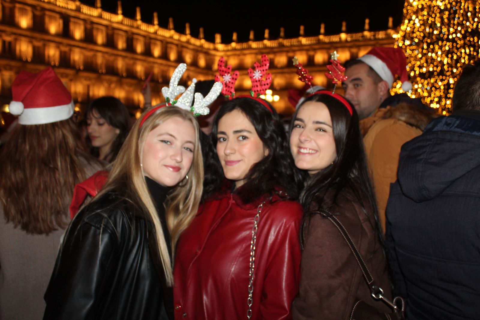 Miles de personas disfrutan de las campanadas y la fiesta del Fin de Año Universitario