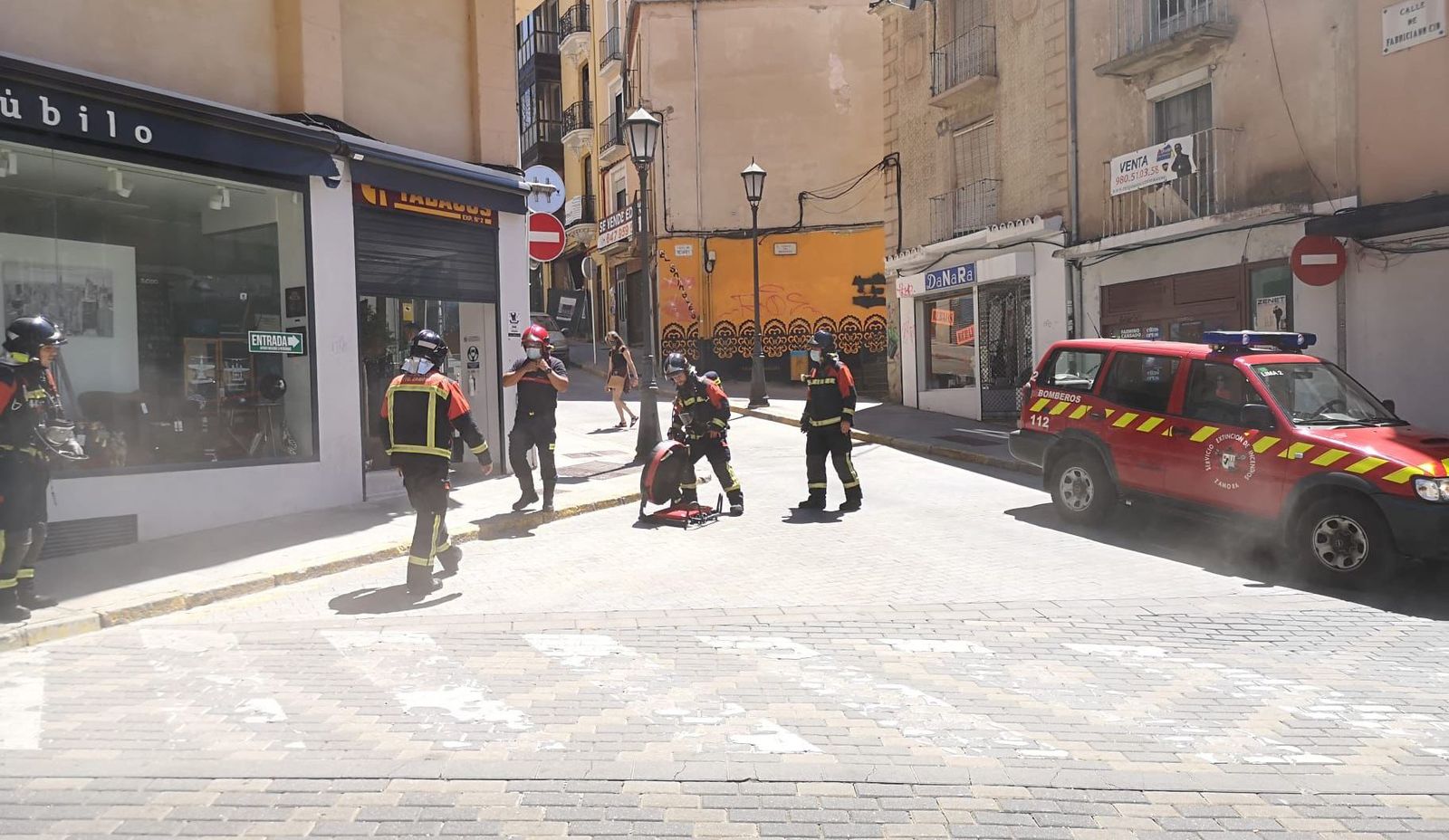 Los bomberos durante su intervención en la calle del Riego