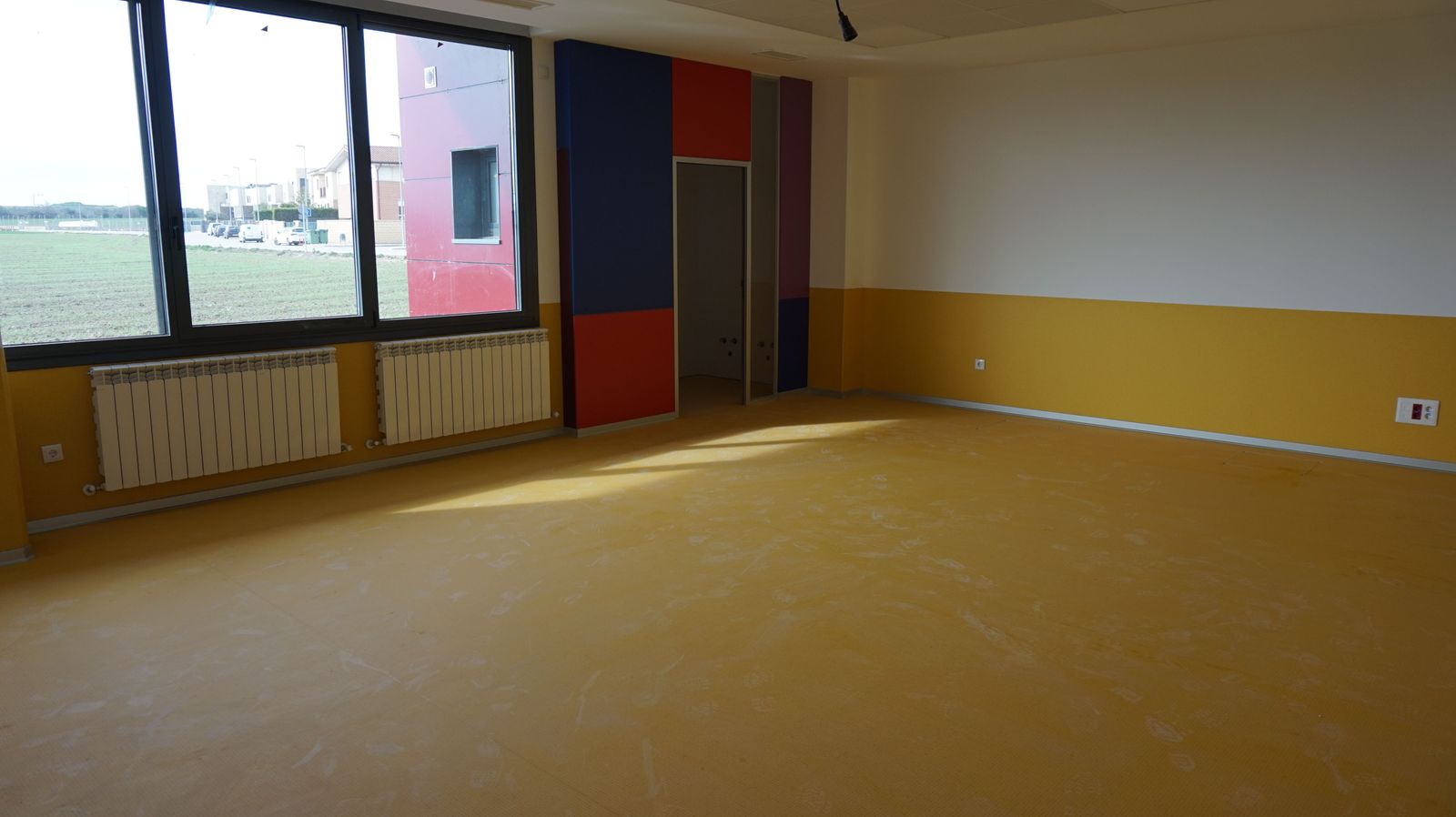 el-director-general-de-centros-e-infraestructuras-jose-migel-saez-visita-la-ultima-fase-al-ceip-maria-moliner-de-castellanos-de-moriscos-52