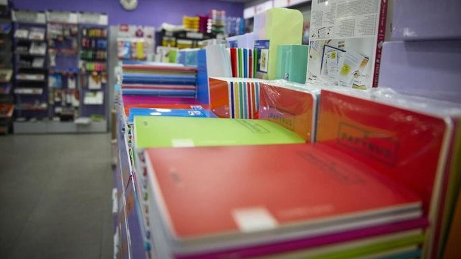 Cuadernos y demás material escolar en una papelería
