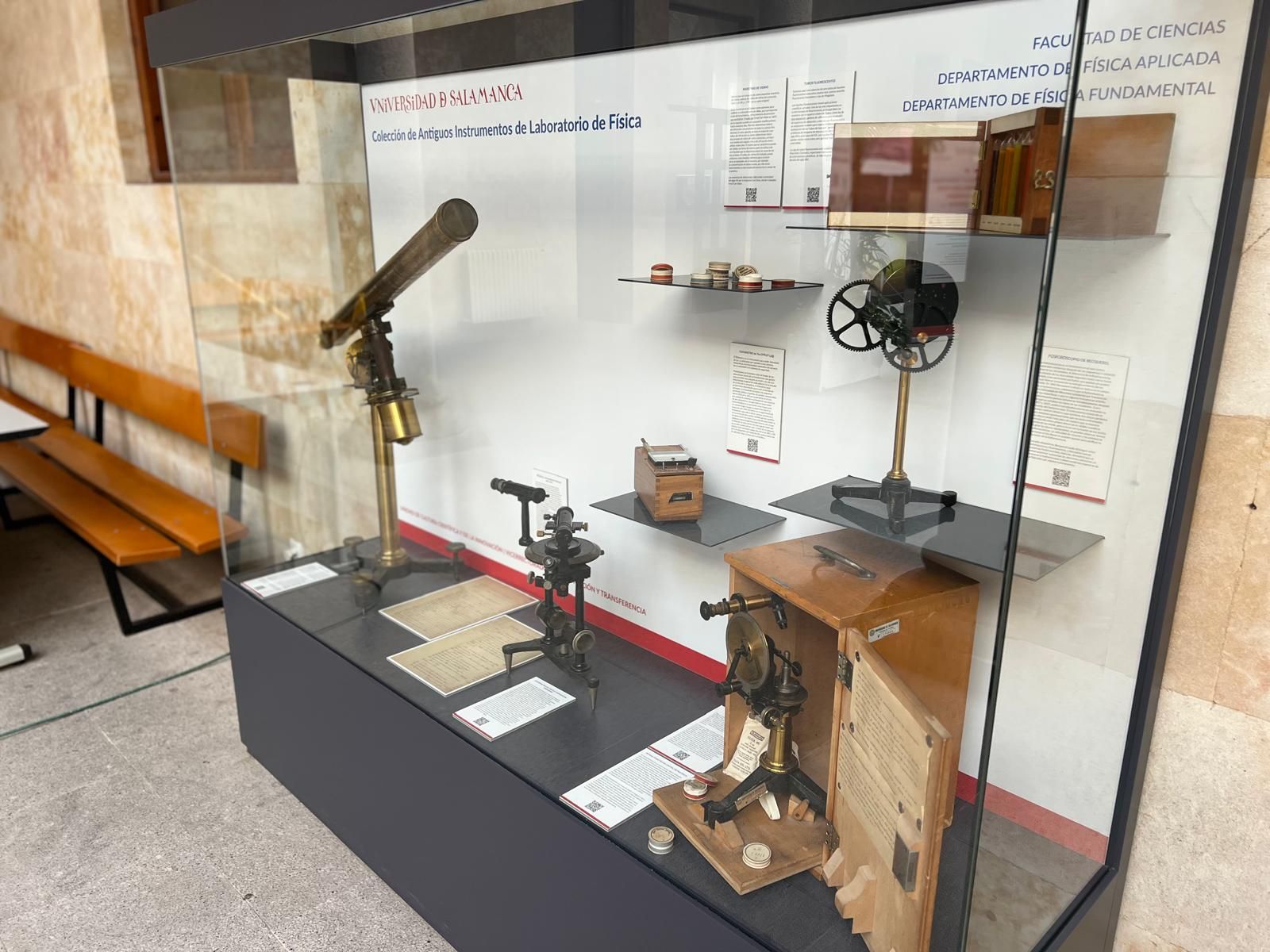 Colección del Laboratorio de Física en el Claustro del Edificio Trilingüe de la Facultad de Ciencias