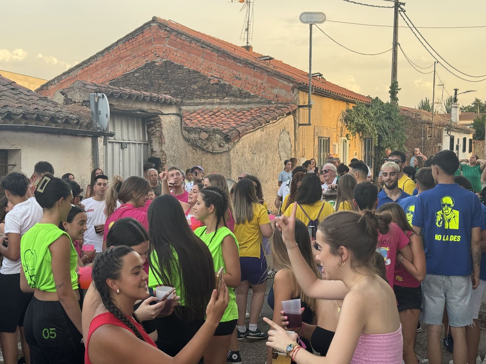 Doñinos de Salamanca. Pregón a cargo de la Asociación Noonan con Celia Vega Cepriá. Acto amenizado con sangría y la charanga El bombazo.