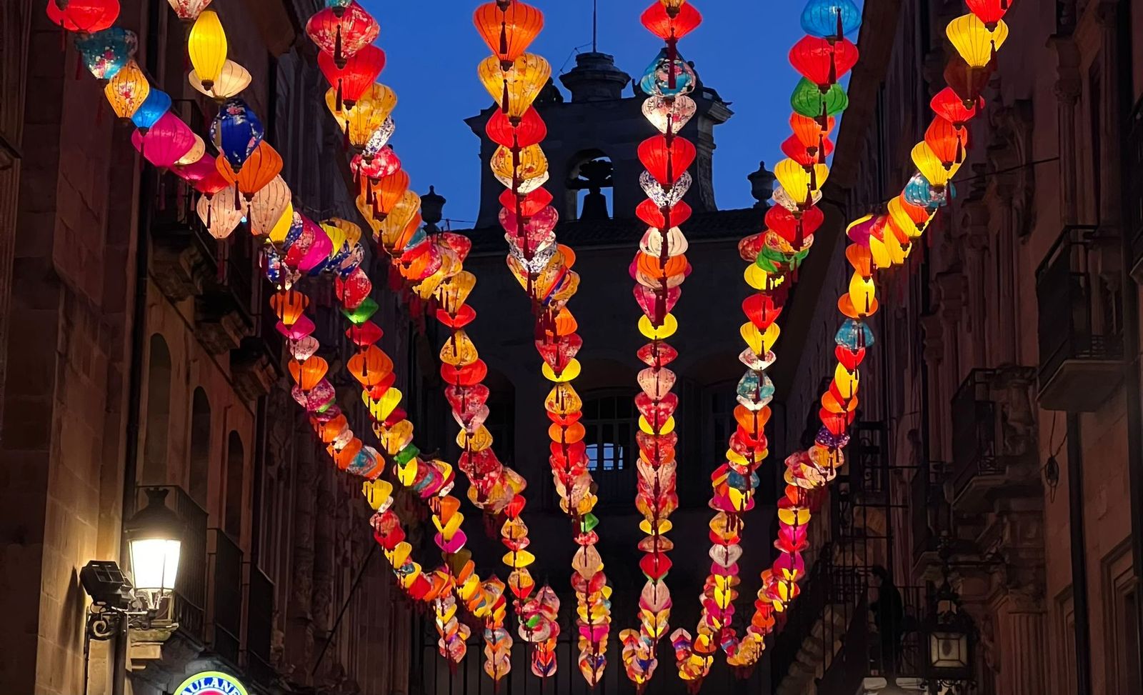 Farolillos chinos en la calle Zamora