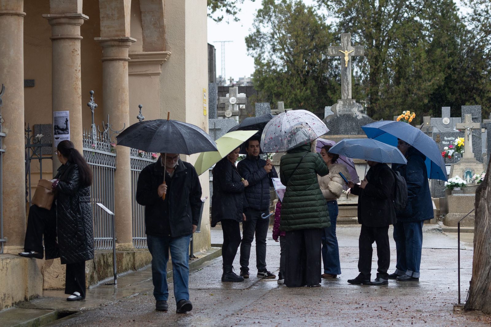 Lluviosa mañana de todos los santos en el Cementerio San Carlos Borromeo de Salamanca