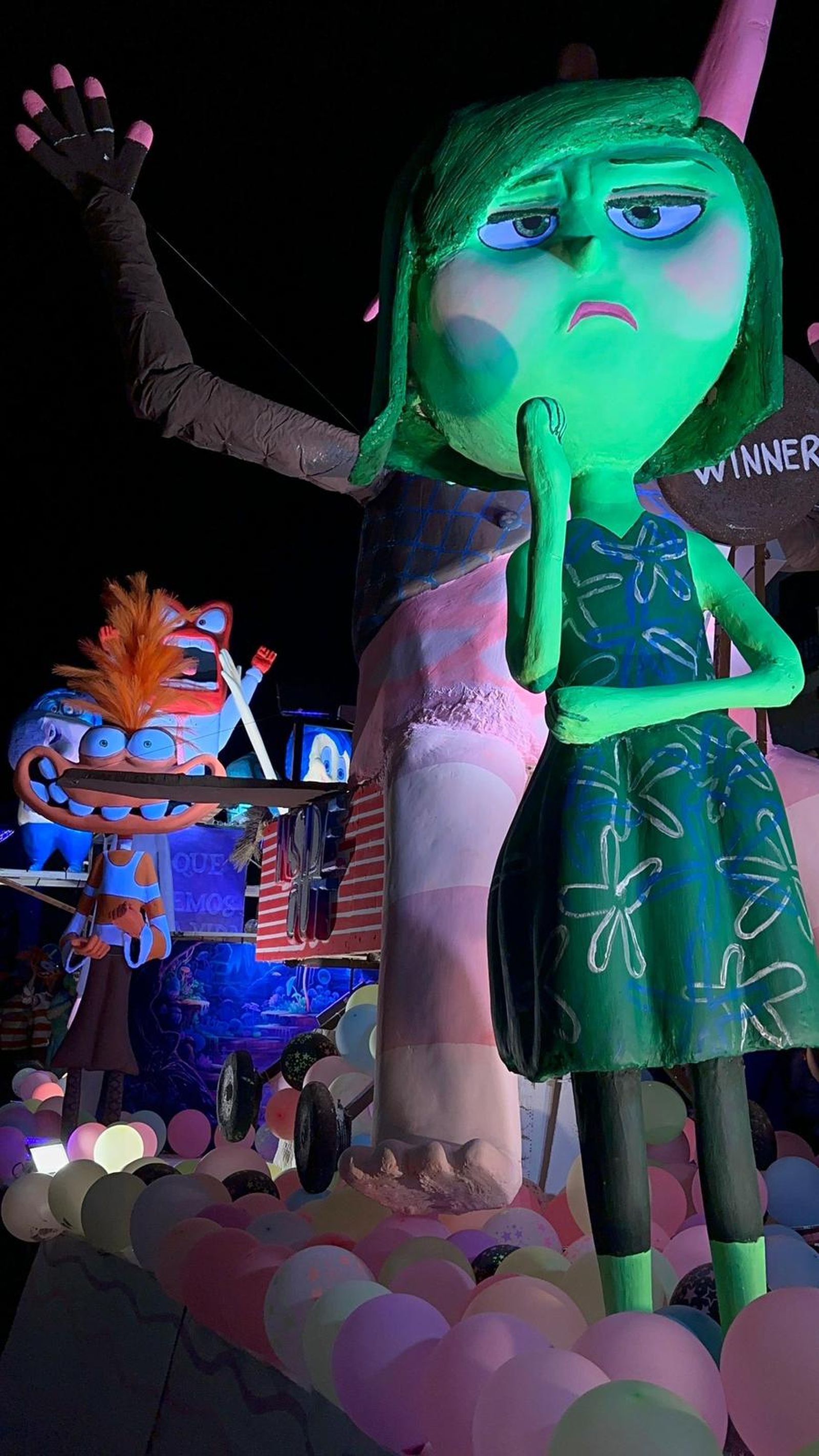 El desfile de carrozas de Aldeadávila vuelve a llenar de luz y color las calles en sus fiestas