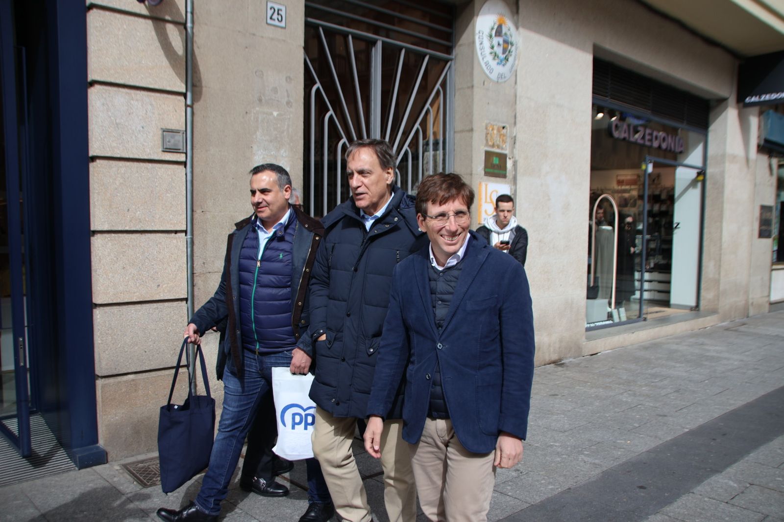 Almeida visita la carpa del pp del Liceo
