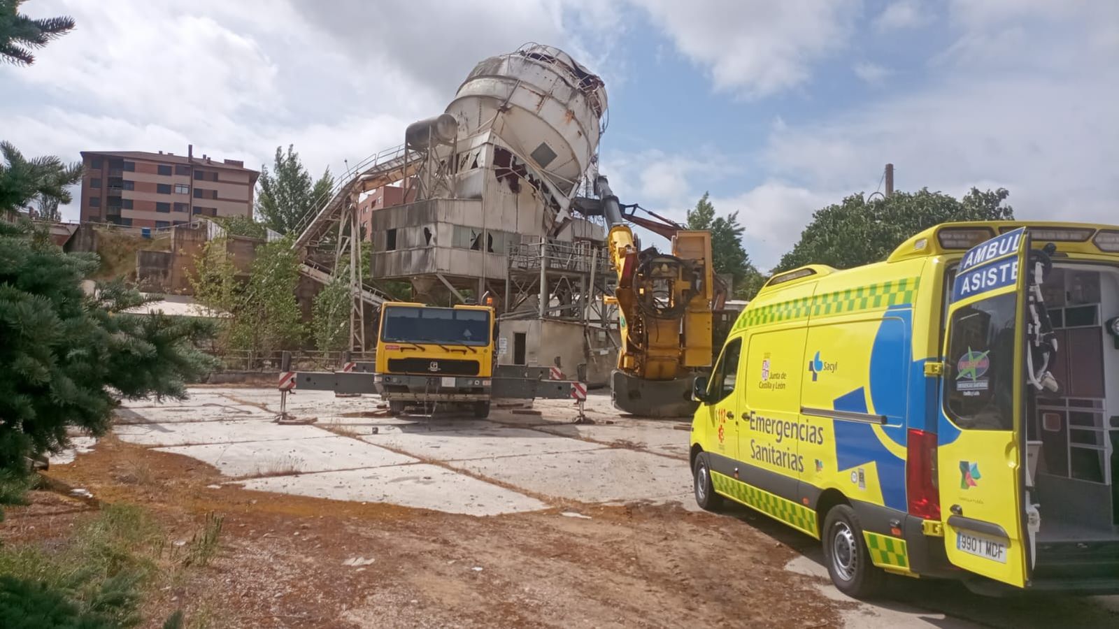 Servicios de emergencia en la zona tras el desplome de la grúa