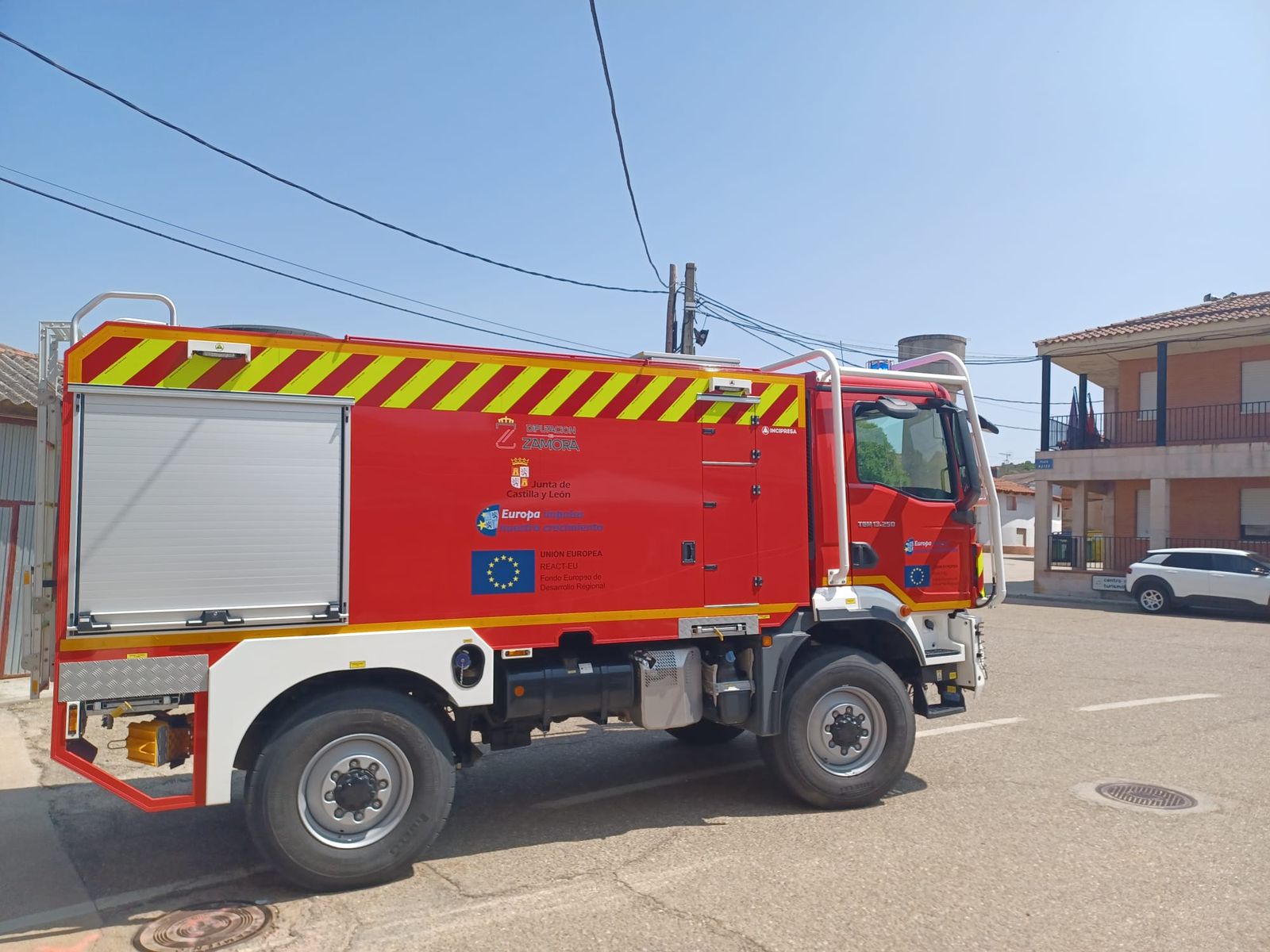 Dotación de bomberos en Perilla de Castro. Archivo.