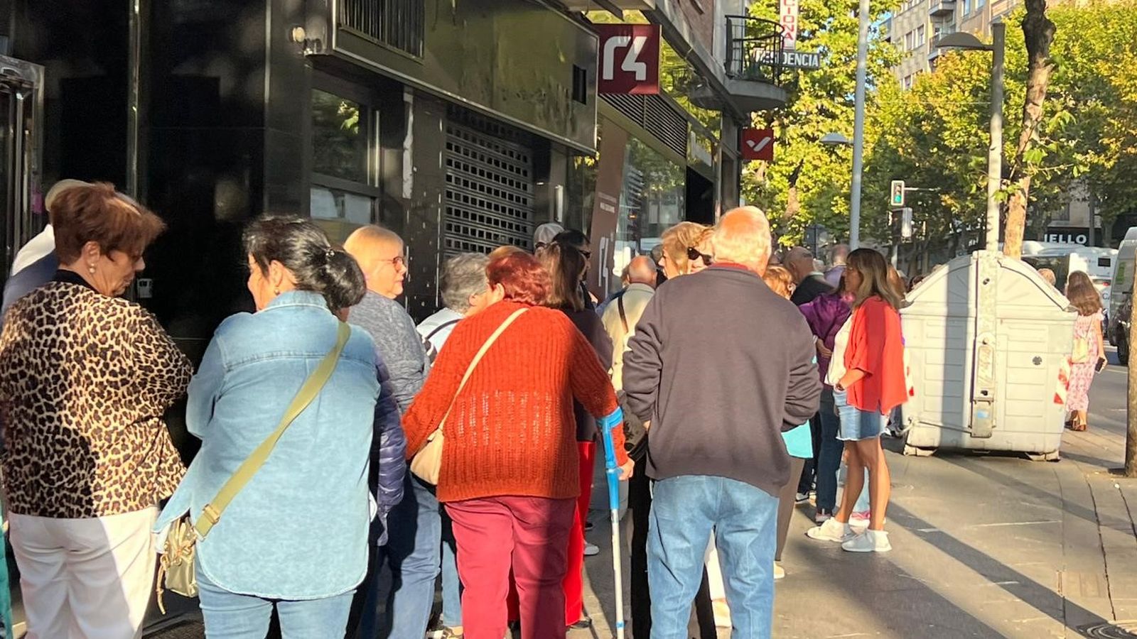 Colas en las agencias de viajes para contratar viajes del IMSERSO (3)