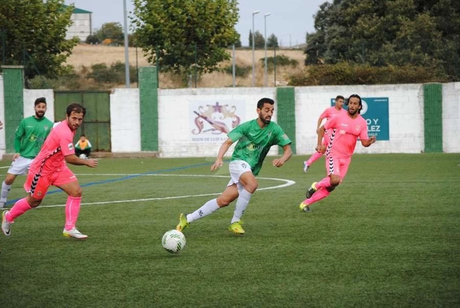 El Guijuelo renueva un año más a Antonio Pino y acuerda la rescisión del contrato de Eneko Iriondo